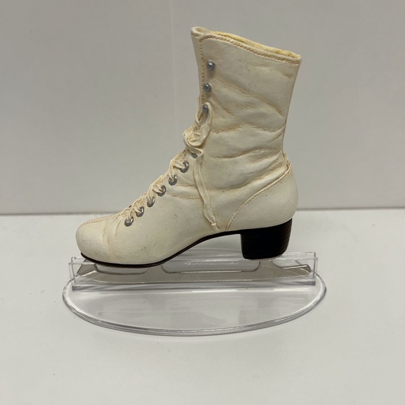 🔺$23🔺FIGURE 8 - JUST THE RIGHT SHOE by Raine - 4” miniature - Picture 2 of 8